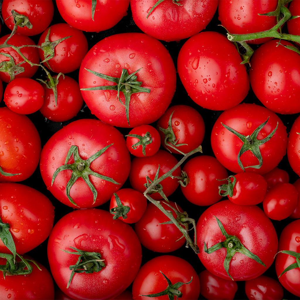 produce_0003_top-view-ripe-fresh-tomatoes-with-water-drops-black-background